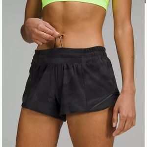 Lululemon camo Hotty Hot Low-Rise Lined Short 2.5"